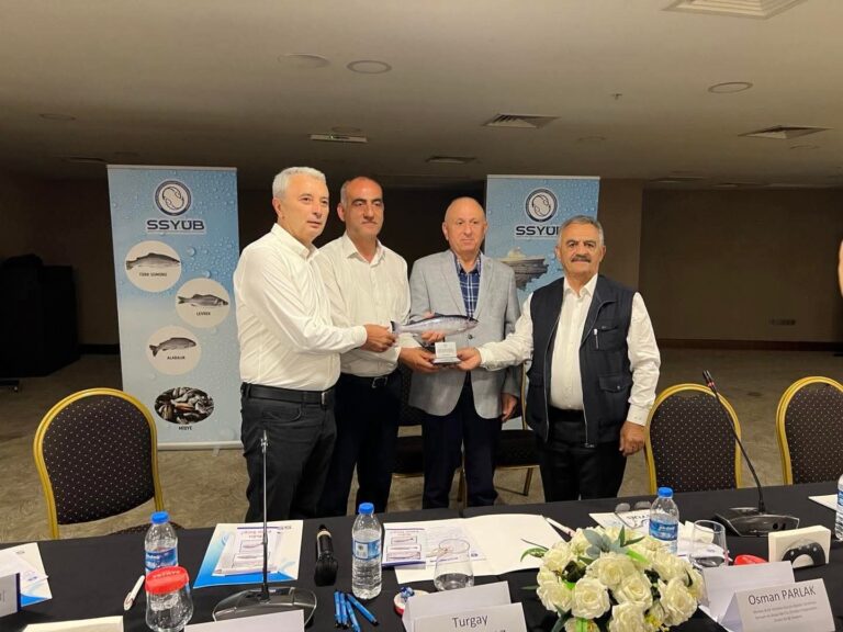 Türk Somonuna Sağladığı Katkılardan Dolayı Yakakent Belediye Başkanı Sayın Dr. Şerafettin Aydoğdu’ya Plaket Takdiminde Bulunduk.