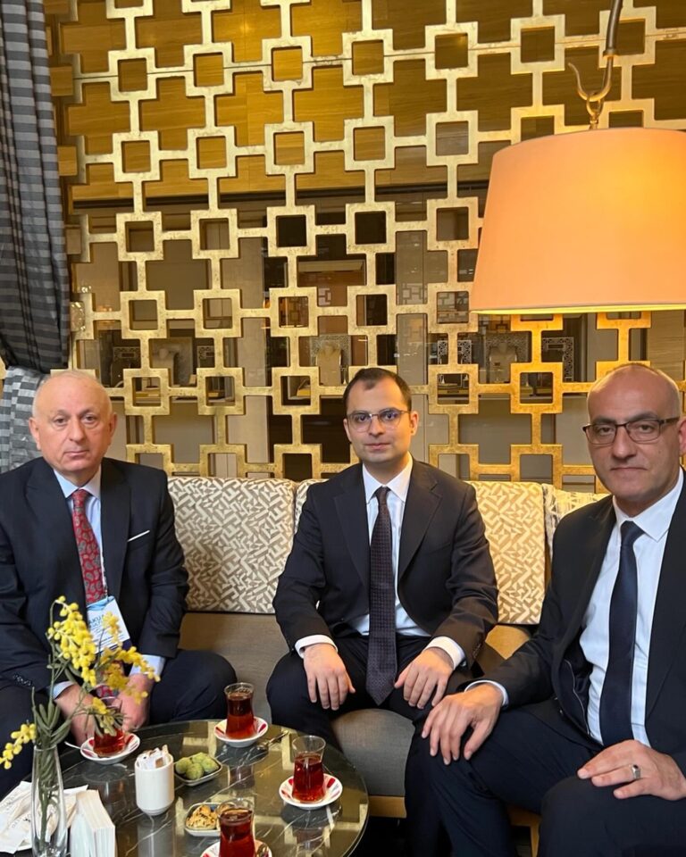 Samsun Valimiz Sayın Orhan Tavlı’nın talimatları doğrultusunda; Yakakent Kaymakamımız Sayın Muhammed Sadi Taşyapan, Yakakent Belediye Başkanımız Sayın Dr. Şerafettin Aydoğdu ve Su Ürünleri İşleme İhtisas Organize Sanayi Bölgesi Müdürü Sayın Zeynep Soylu, 11. Su Ürünleri Yetiştiricileri Çalıştayı ile 1. Su Ürünleri Yetiştiricileri Fuarı’na katılım sağlamıştır.