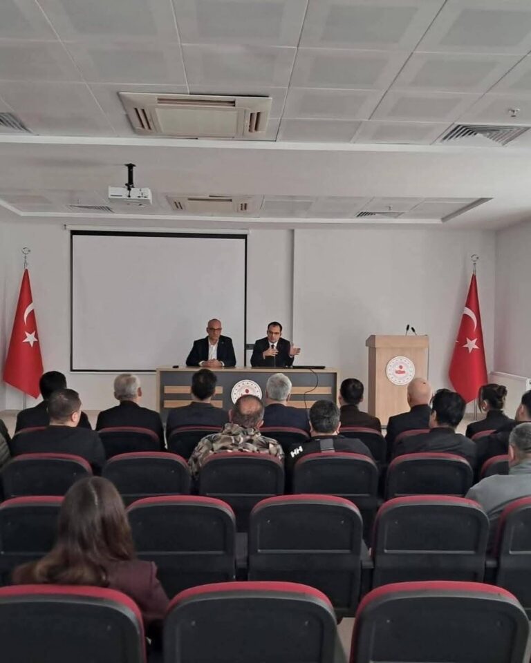 Yakakent ilçemiz Çayağzı mevkiinde yapılması planlanan Balıkçı Barınağına ilişkin olarak; Yakakent Kaymakamı, Yakakent Belediye Başkanı, Organize Sanayi Bölge Müdürü, su ürünleri yetiştiricileri ve avcıların katılımıyla kapsamlı ve verimli bir toplantı gerçekleştirilmiştir.