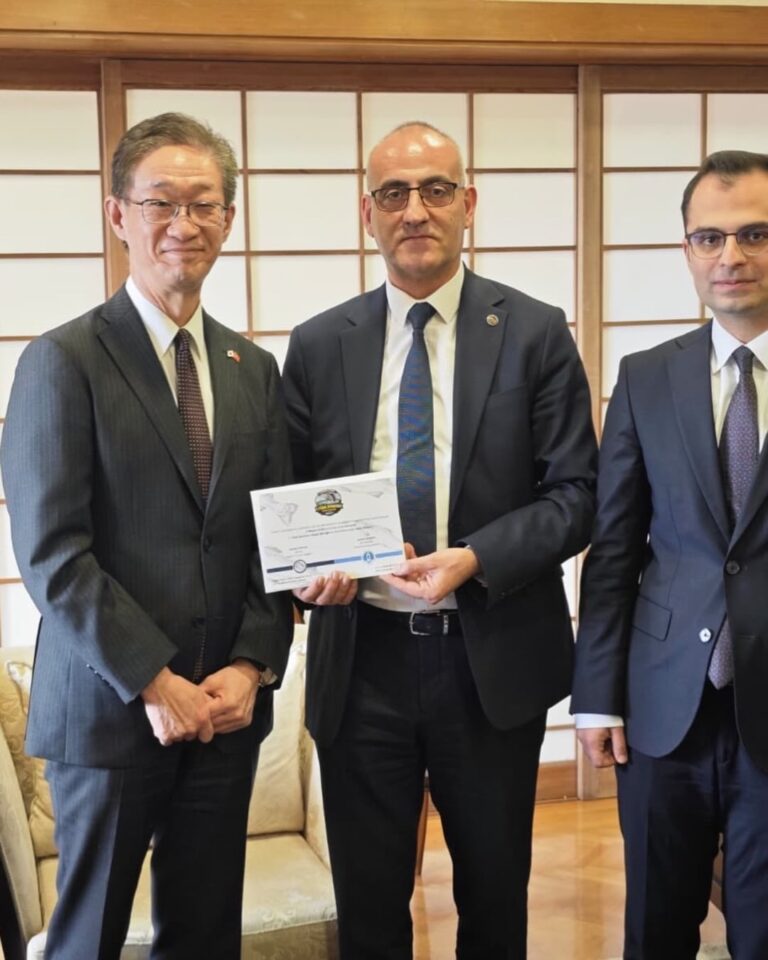 9 mayıs 2026 tarihinde yapılacak olan”1. Türk somonu hasat şenliği’ için Japonya büyükelçisi sayın TAMURA MASAMİ Kaymakamımız sayın Muhammed Sadi Taşyapan ve Belediye başkanımız Dr. Şerafettin Aydoğdu tarafından Yakakent İlçemize davet edildi.
