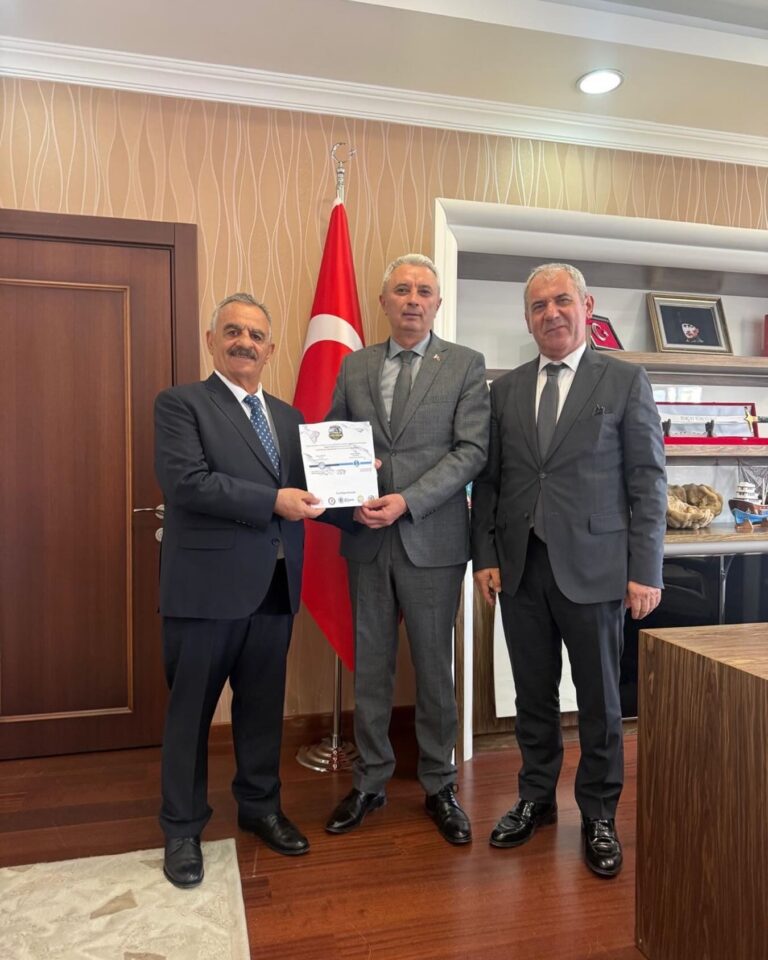 Balıkçılık ve Su Ürünleri Genel Müdürümüz Sayın Turgay Türkyılmaz’a, 9 Mayıs 2026 Cumartesi günü Samsun Yakakent’te gerçekleştireceğimiz “1. Türk Somonu Hasat Şenliği” davetiyesini takdim ettik.